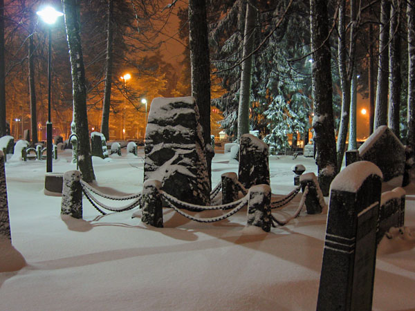 Rautatiel&auml;isten hautausmaa illalla